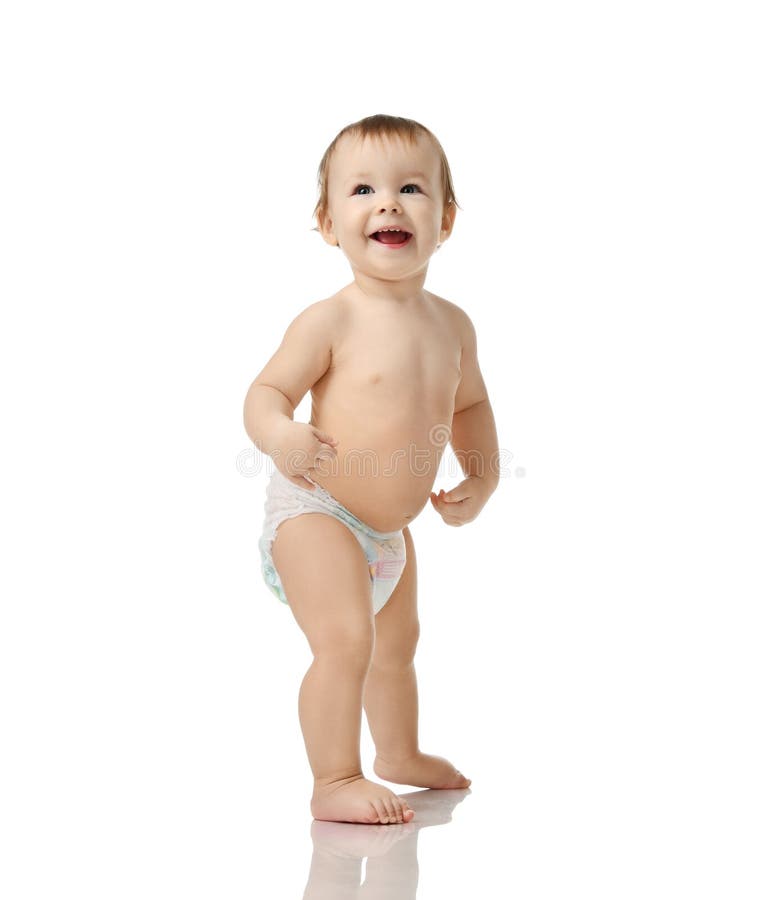 A criança infantil da criança do bebê da criança no tecido faz as primeiras etapas que estão o riso de sorriso feliz isolado em u