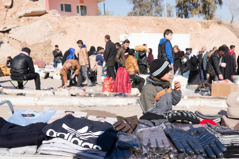 Criança iraquiana que vende a roupa imagens de stock royalty free
