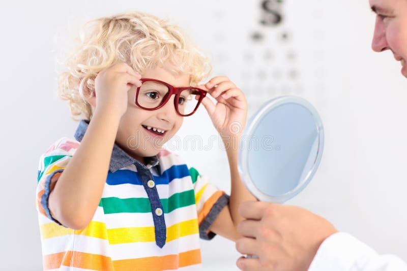 Criança na criança do teste da vista do olho em optitian Eyewear para crianças imagem de stock Criança na criança do teste da vista do olho em optitian Eyewear para crianças imagem de stock
