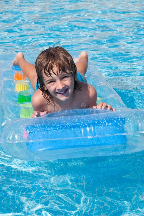 Criança na piscina fotos de stock Criança na piscina fotos de stock