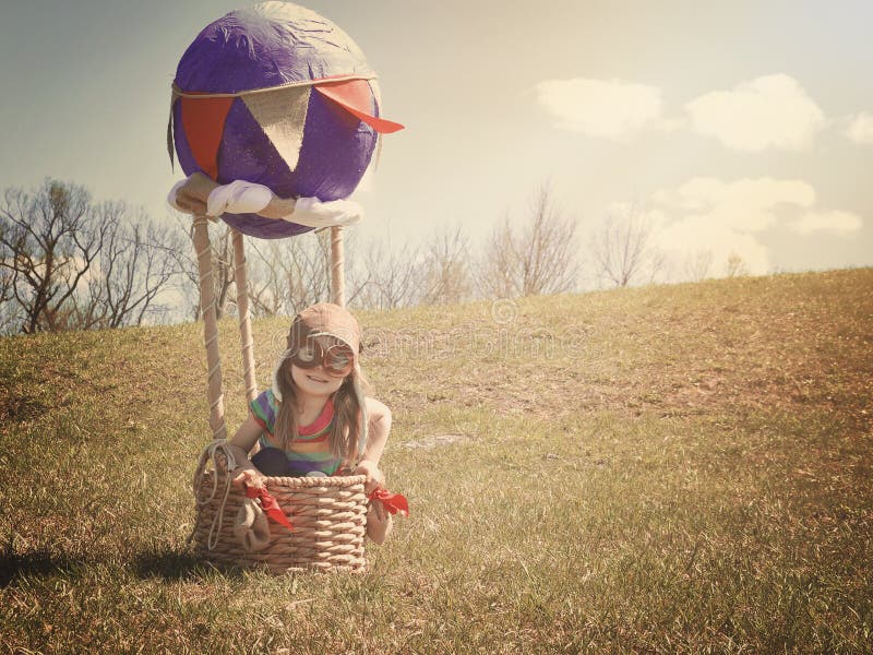 Criança na viagem da aventura no balão de ar quente