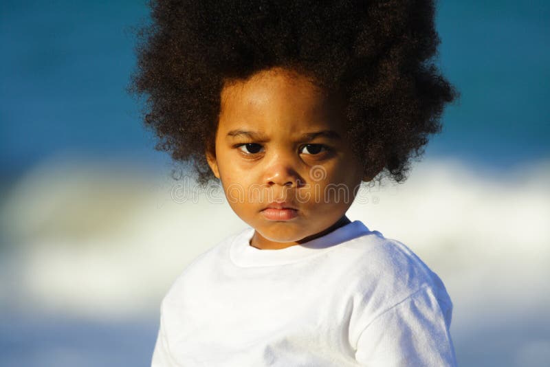 Criança nova com um Afro grande imagens de stock Criança nova com um Afro grande imagens de stock