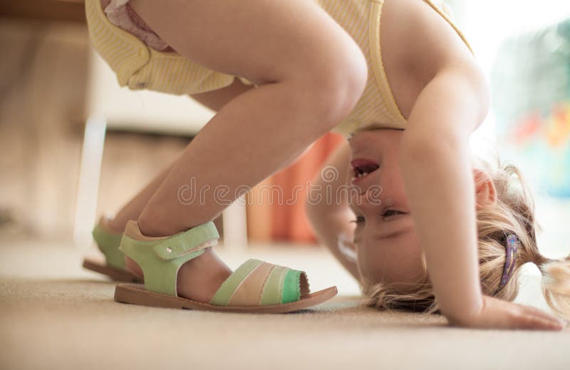 Criança pequena e fofa imagem de stock royalty free