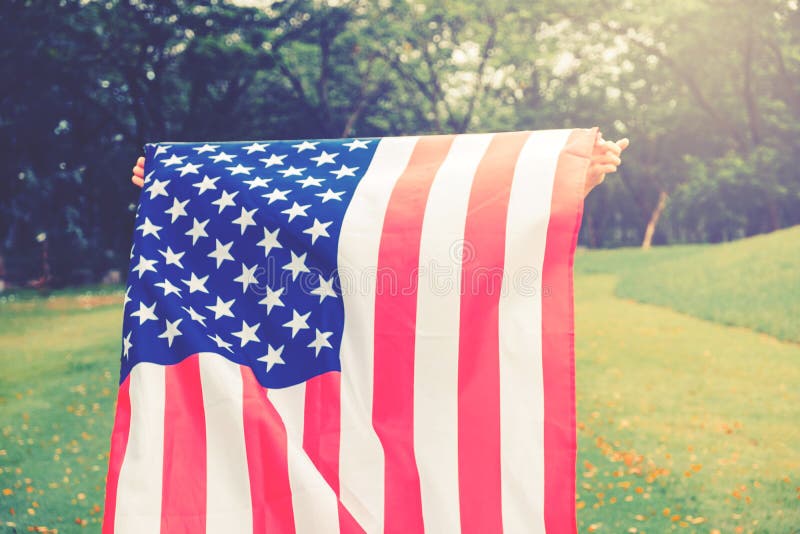 A criança pequena da criança feliz que corre com bandeira americana EUA comemora fotos de stock A criança pequena da criança feliz que corre com bandeira americana EUA comemora fotos de stock