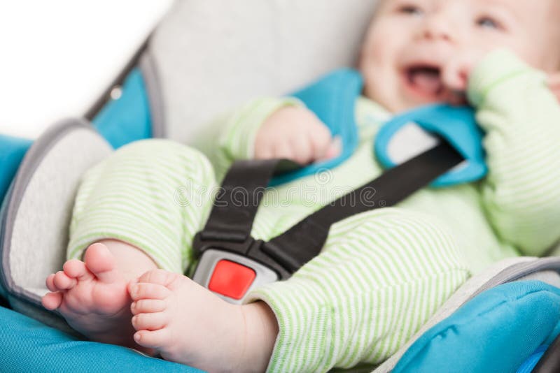 Criança pequena do bebê no banco de carro da segurança imagens de stock royalty free Criança pequena do bebê no banco de carro da segurança imagens de stock royalty free