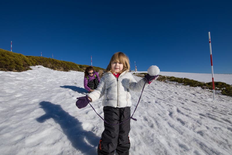 Criança pequena pronta para jogar a bola de neve fotos de stock Criança pequena pronta para jogar a bola de neve fotos de stock
