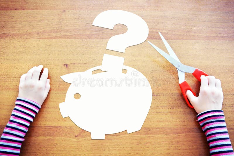 A criança pequena tem problemas com dinheiro e economias foto de stock A criança pequena tem problemas com dinheiro e economias foto de stock