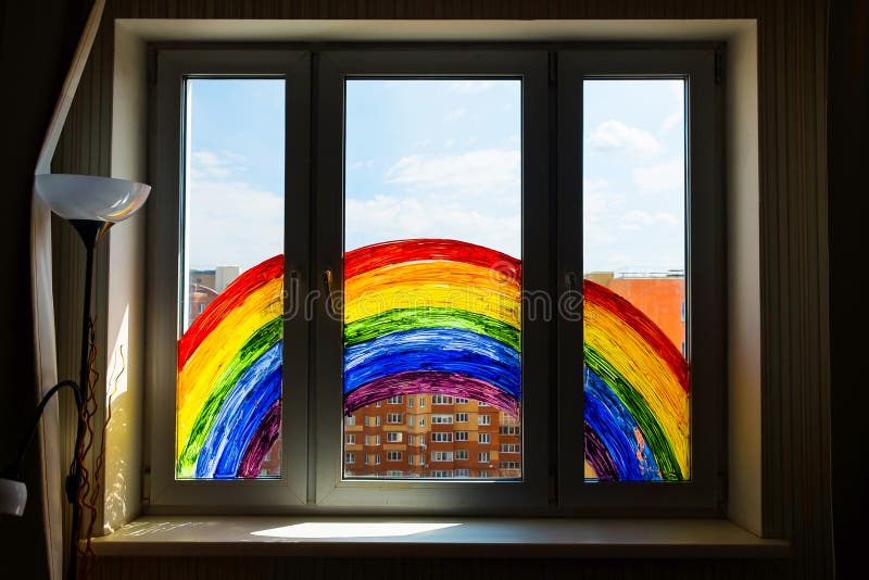 Criança pintando arco-íris durante a quarentena do Covid-19 em casa Garota perto da janela Esteja em casa Campanha de mídia socia fotos de stock Criança pintando arco-íris durante a quarentena do Covid-19 em casa Garota perto da janela Esteja em casa Campanha de mídia socia fotos de stock