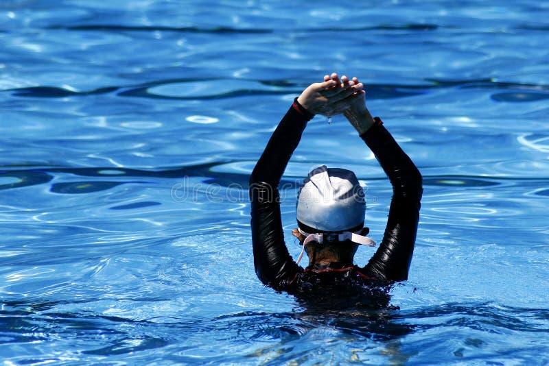 A criança prepara-se para nadar em uma piscina fotos de stock A criança prepara-se para nadar em uma piscina fotos de stock