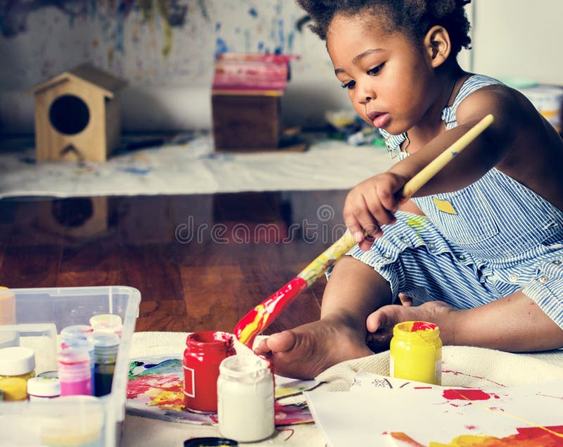 Criança preta que aprecia a pintura da cor imagens de stock Criança preta que aprecia a pintura da cor imagens de stock