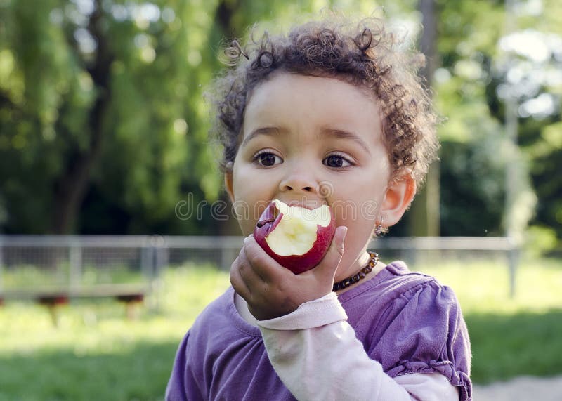 Criança que come Apple