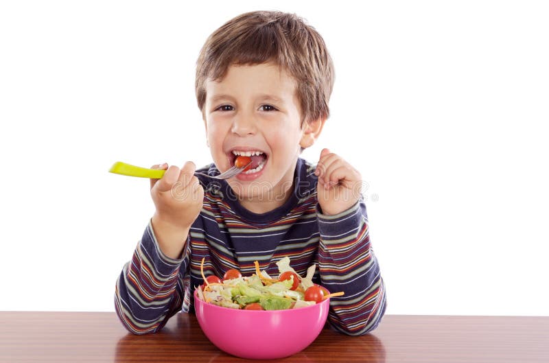 Criança que come a salada