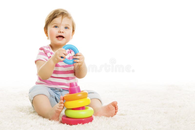 Criança que joga blocos dos brinquedos, brinquedo do jogo do bebê, branco foto de stock royalty free Criança que joga blocos dos brinquedos, brinquedo do jogo do bebê, branco foto de stock royalty free