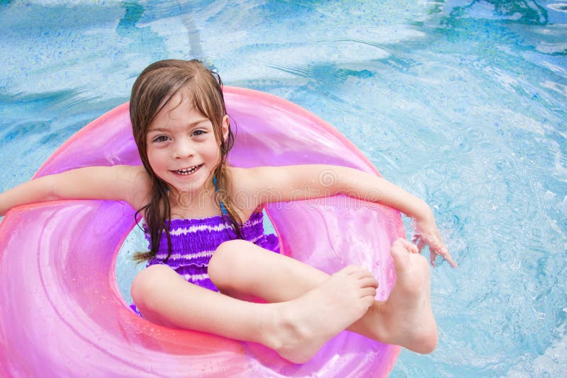 Criança que joga feliz na piscina imagem de stock Criança que joga feliz na piscina imagem de stock