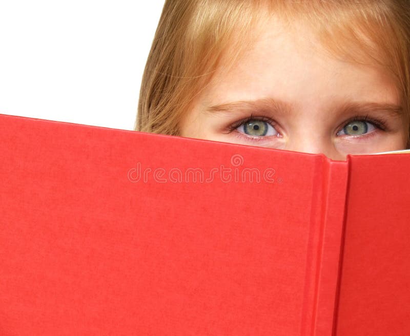 Criança que lê um livro fotografia de stock royalty free Criança que lê um livro fotografia de stock royalty free