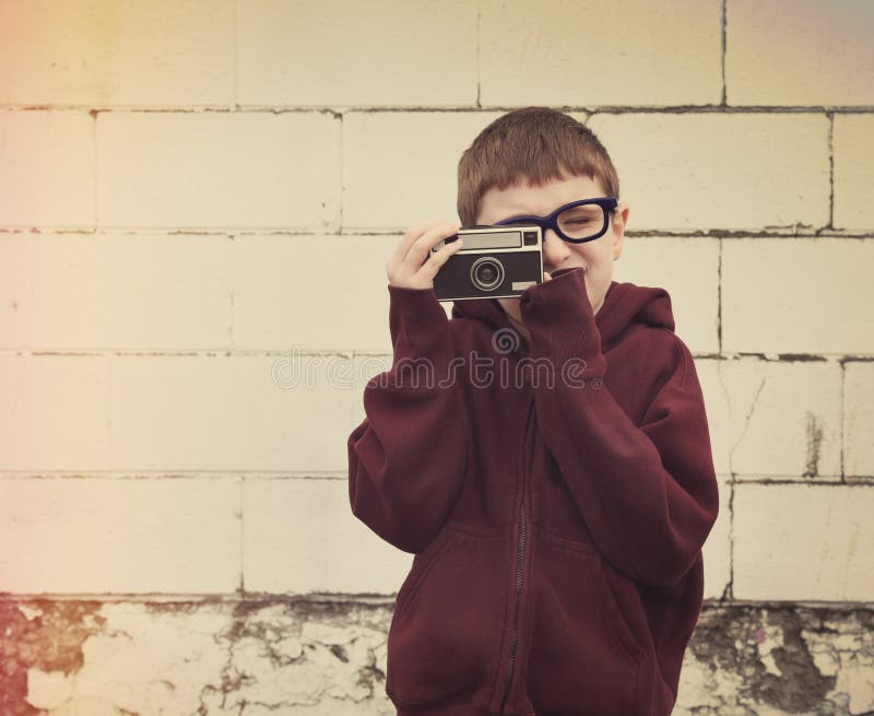 Criança que toma a fotografia com câmera do vintage fotos de stock Criança que toma a fotografia com câmera do vintage fotos de stock