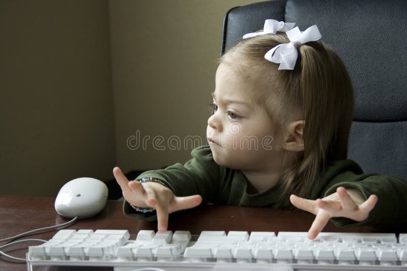 Criança que usa o computador