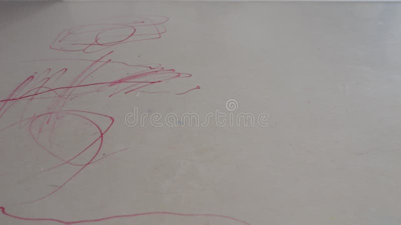 Criança a rabiscar móveis com um marcador rosa filme