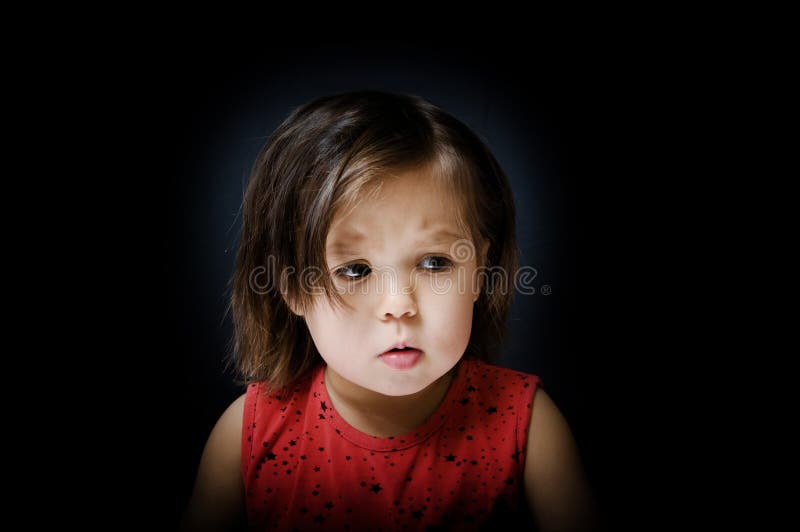 Criança receosa na obscuridade menina temível para tremer em algo imagens de stock royalty free Criança receosa na obscuridade menina temível para tremer em algo imagens de stock royalty free