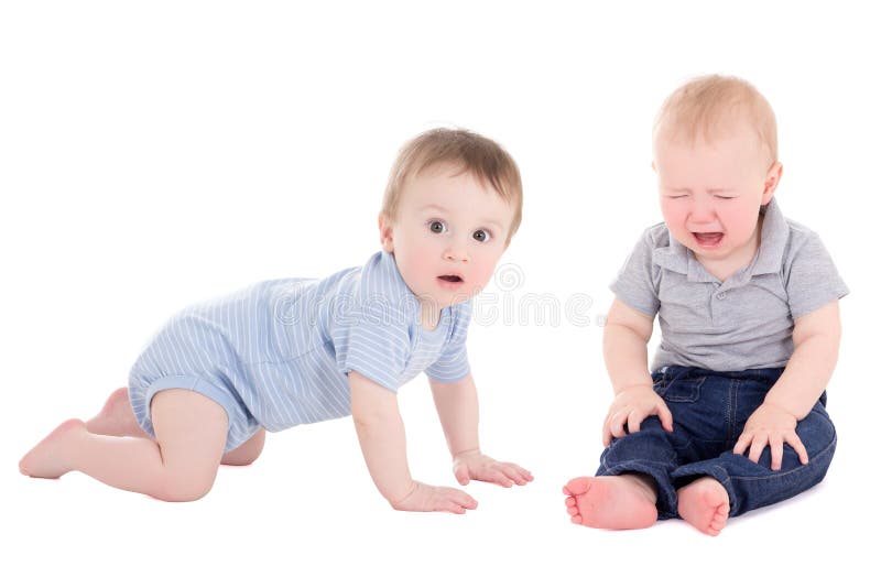 Criança surpreendida do bebê e seu amigo que gritam no branco imagens de stock Criança surpreendida do bebê e seu amigo que gritam no branco imagens de stock