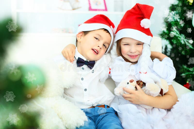 Crianças alegres em chapéus do Natal imagens de stock Crianças alegres em chapéus do Natal imagens de stock