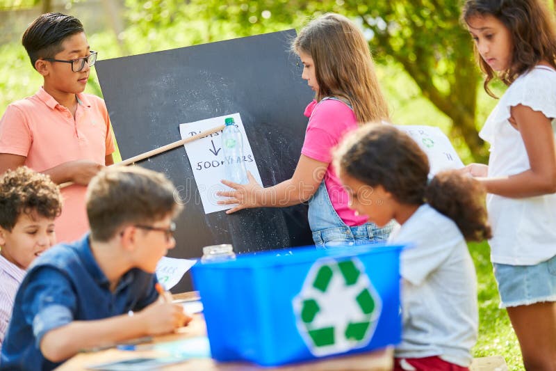 Crianças aprendem reciclagem em um projeto de ecologia
