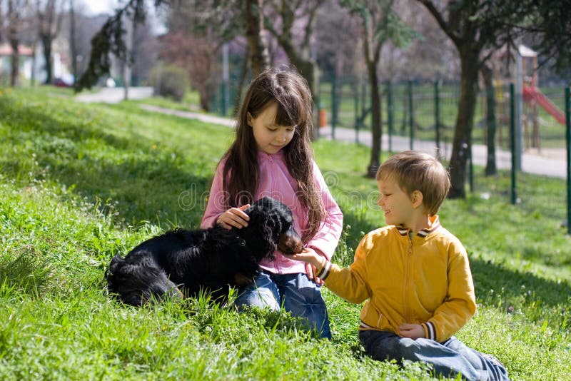 Crianças com cão foto de stock Crianças com cão foto de stock