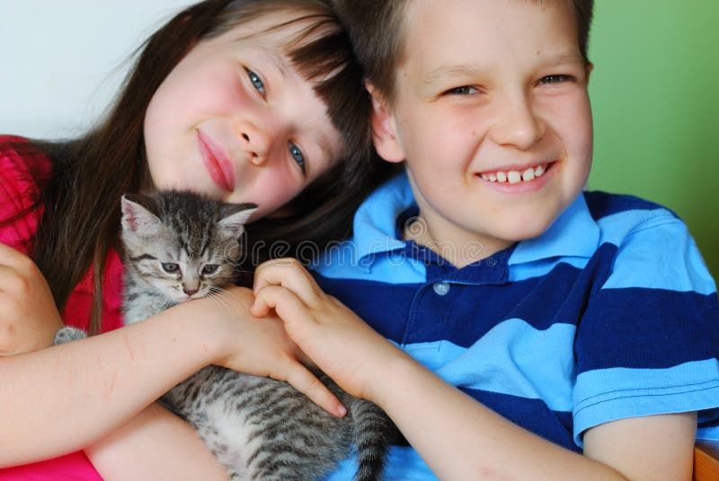 Crianças com Gatinho fotografia de stock