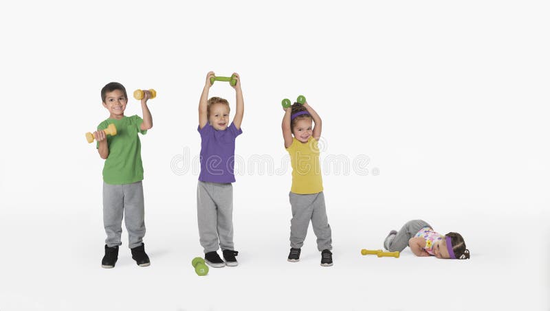 Crianças com pesos e um bebê cansado foto de stock Crianças com pesos e um bebê cansado foto de stock