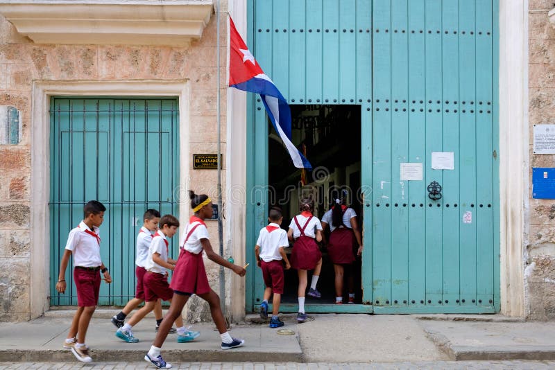 Crianças cubanas que entram em uma escola primária em Havana foto de stock Crianças cubanas que entram em uma escola primária em Havana foto de stock