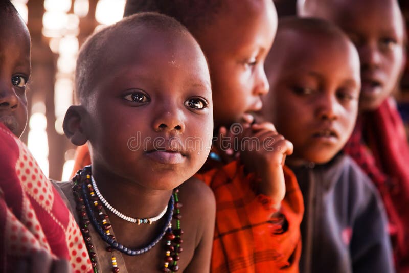 Crianças de Maasai na escola em Tanzânia, África fotos de stock Crianças de Maasai na escola em Tanzânia, África fotos de stock