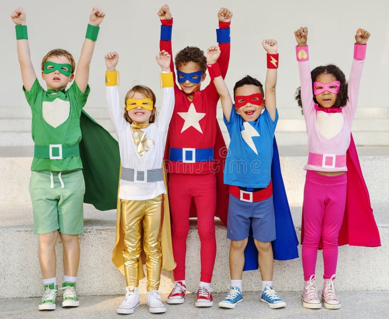 Crianças do super-herói com conceito das superpotências