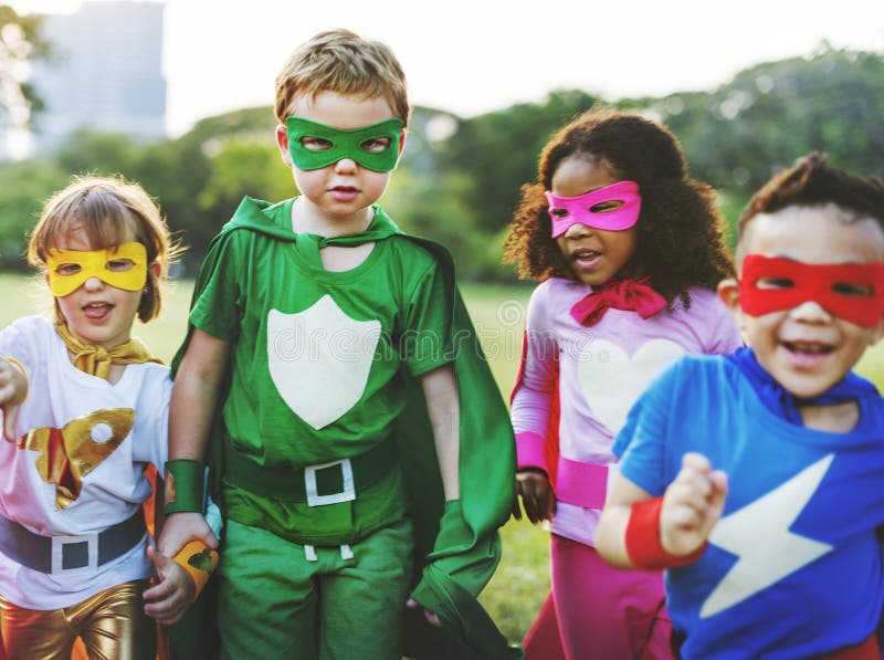 Crianças do super-herói com diversidade das superpotências