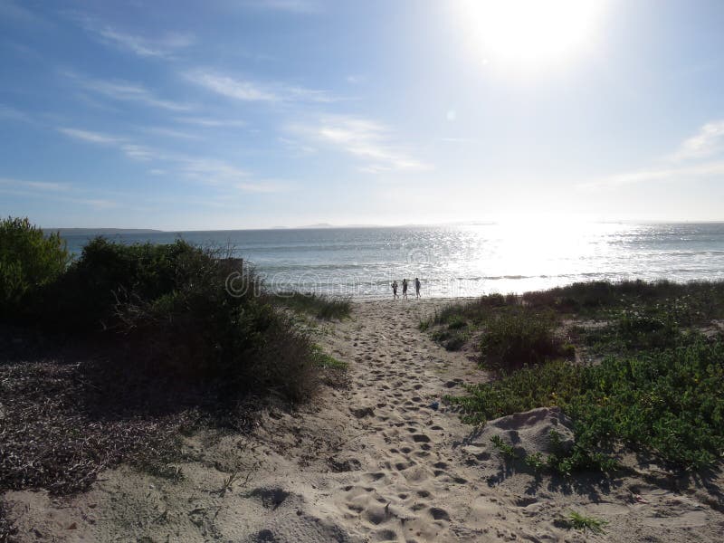 Crianças em uma praia do inverno da tarde imagem de stock Crianças em uma praia do inverno da tarde imagem de stock