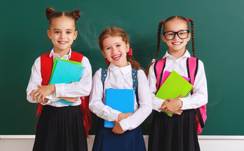 Crianças engraçadas estudante e estudante, menino do estudante e menina do grupo sobre o quadro-negro da escola fotografia de stock royalty free Crianças engraçadas estudante e estudante, menino do estudante e menina do grupo sobre o quadro-negro da escola fotografia de stock royalty free