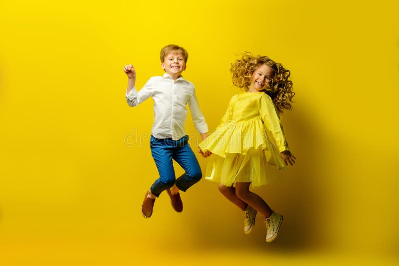 Crianças felizes de salto fotos de stock Crianças felizes de salto fotos de stock