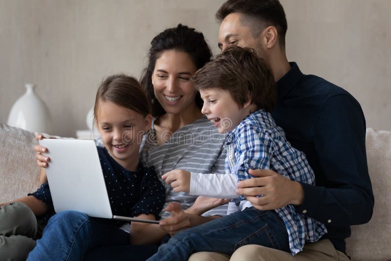 Crianças Felizes E Pais Assistindo Filme No Laptop Imagem De Stock Imagem De Povos 