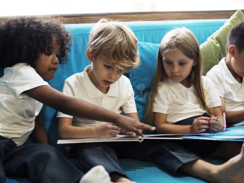 Crianças felizes na escola primária imagens de stock Crianças felizes na escola primária imagens de stock