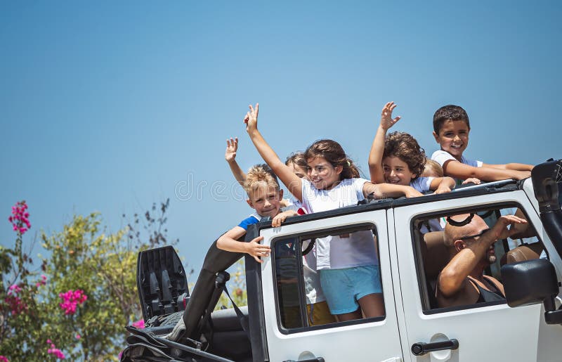 Crianças felizes no carro imagem de stock Crianças felizes no carro imagem de stock