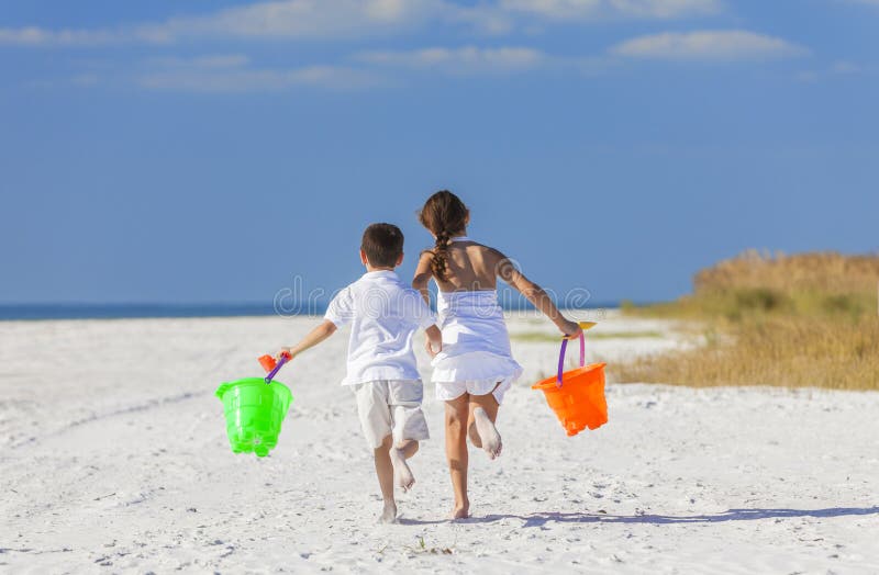 Crianças, irmã Running Playing do irmão da menina do menino na praia