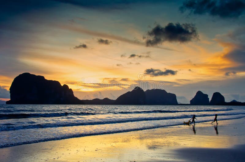 Crianças na praia fotografia de stock