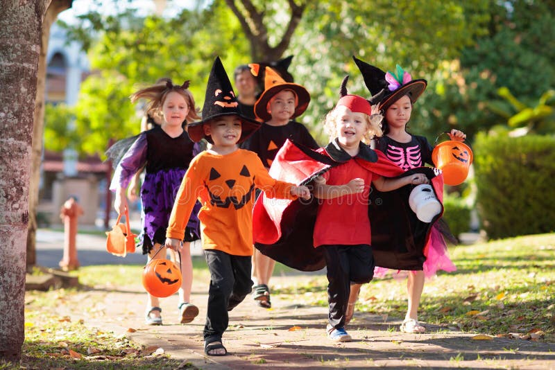 Crianças pegam ou tratam Divertimento de Halloween para crianças
