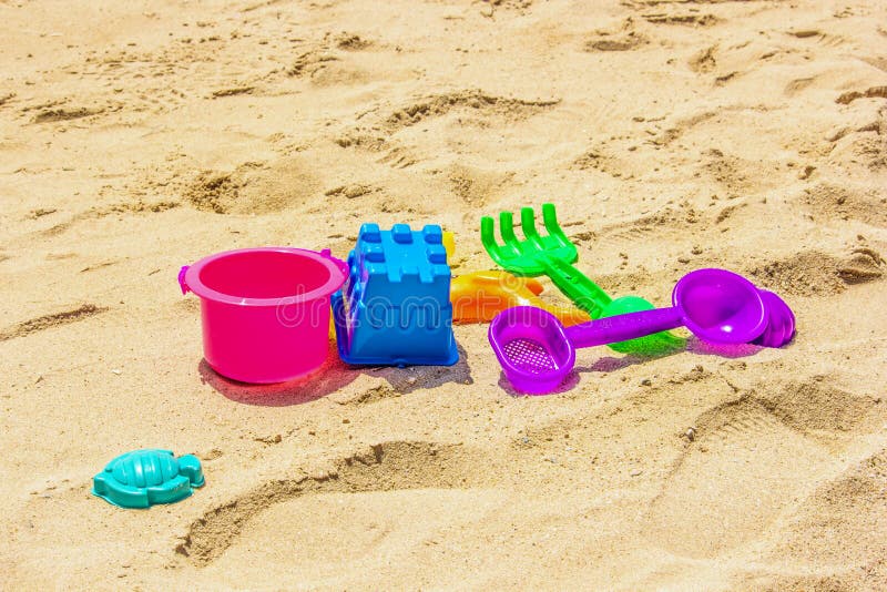 Crianças plásticas coloridas do brinquedo na praia fotografia de stock Crianças plásticas coloridas do brinquedo na praia fotografia de stock