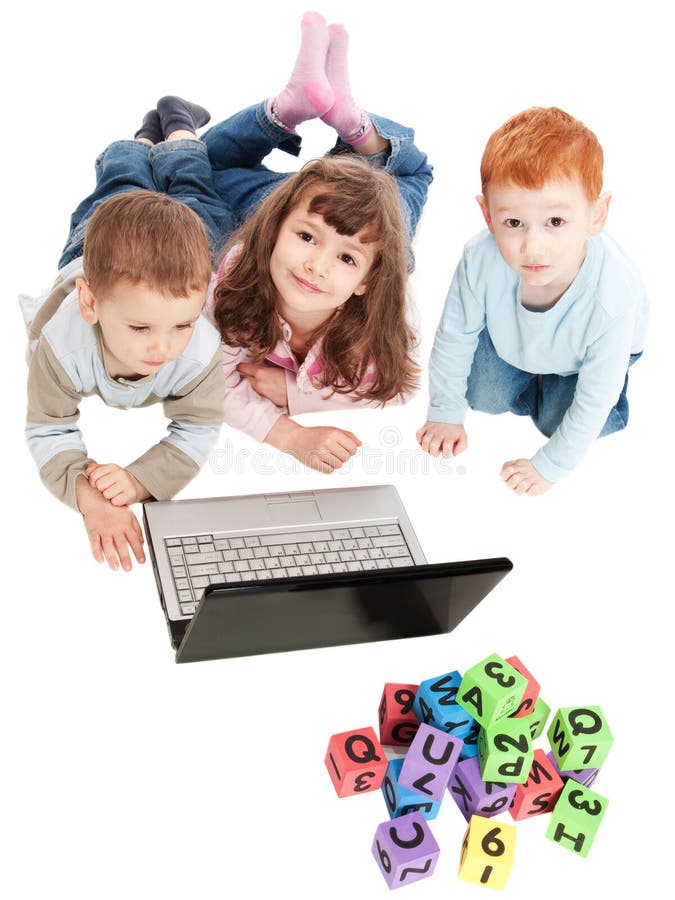 Crianças que aprendem com blocos e computador dos miúdos imagens de stock Crianças que aprendem com blocos e computador dos miúdos imagens de stock