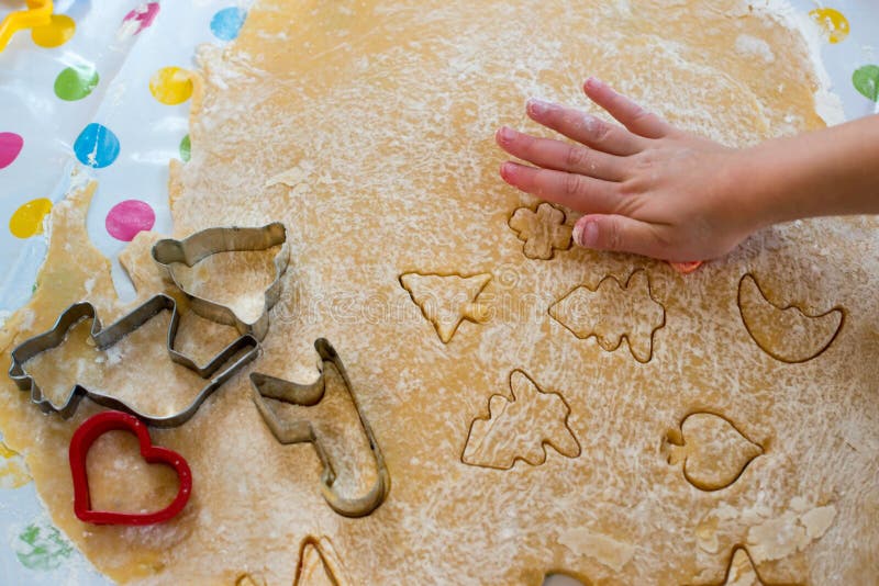 Crianças que cozem as cookies do Natal que cortam a pastelaria fotos de stock royalty free Crianças que cozem as cookies do Natal que cortam a pastelaria fotos de stock royalty free