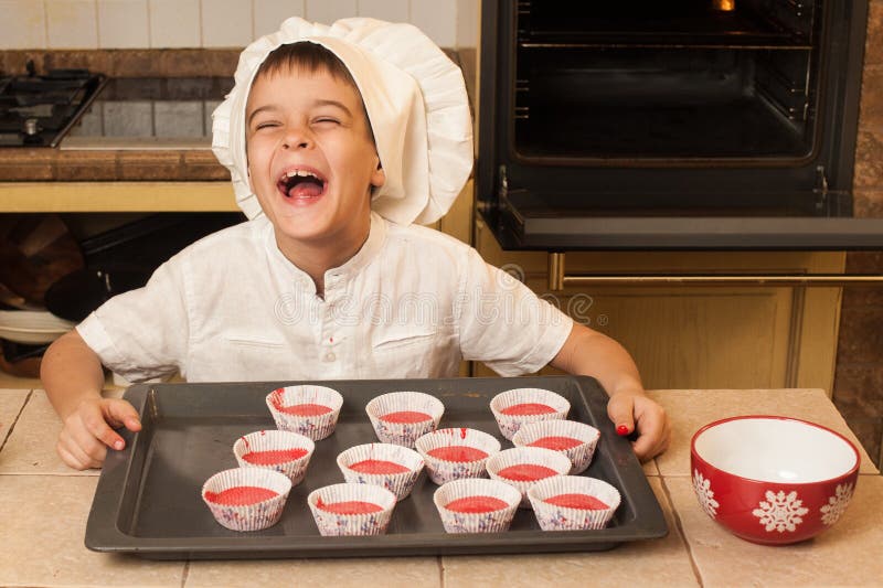 Crianças que cozinham bolos do Natal imagens de stock royalty free