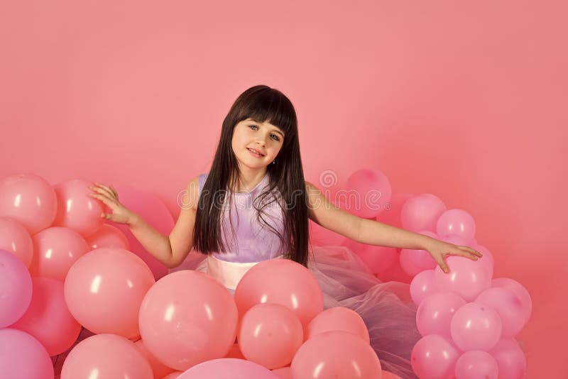 Crianças que jogam - jogo feliz A criança pequena da menina com partido balloons, celebração foto de stock Crianças que jogam - jogo feliz A criança pequena da menina com partido balloons, celebração foto de stock