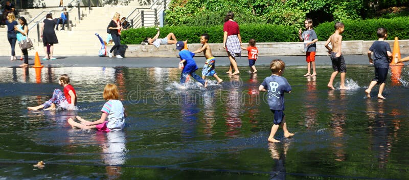 Crianças que jogam no parque do milênio de Chicago imagem de stock Crianças que jogam no parque do milênio de Chicago imagem de stock
