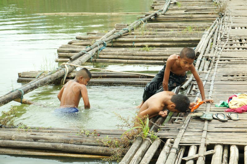 Crianças que jogam a água no rio fotos de stock Crianças que jogam a água no rio fotos de stock