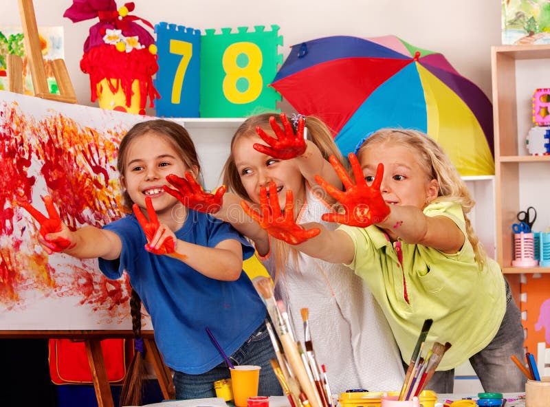 Crianças que pintam o dedo na armação Estudantes pequenos na turma escolar da arte